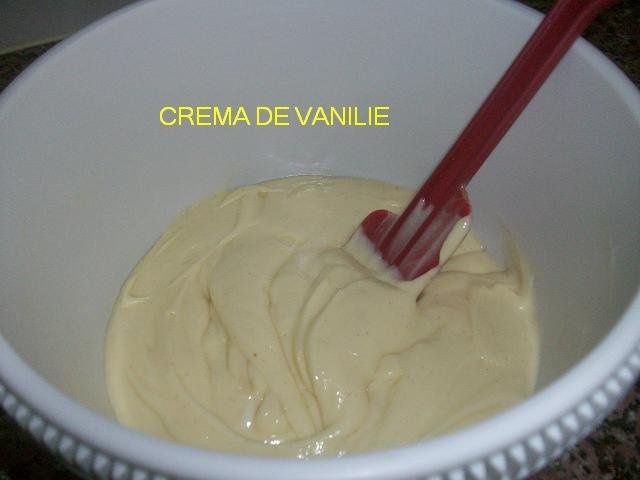 Prajitura cu crema de nuca de cocos, crema de vanilie si blat pufos de cacao. O reteta simpla, cu un rezultat grozav de bun