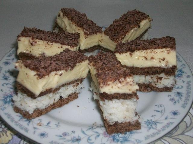 Prajitura cu crema de nuca de cocos, crema de vanilie si blat pufos de cacao. O reteta simpla, cu un rezultat grozav de bun