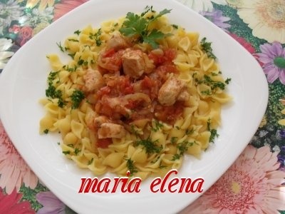 Piept de pasare cu conchiglie si zarzavat