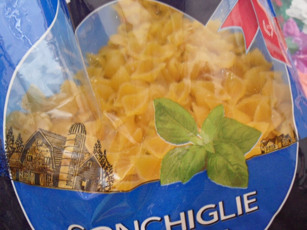 Piept de pasare cu conchiglie si zarzavat