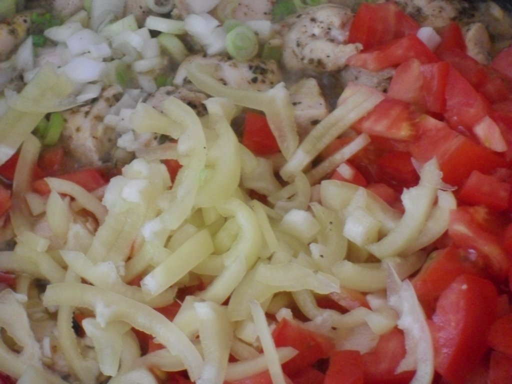 Piept de pasare cu conchiglie si zarzavat