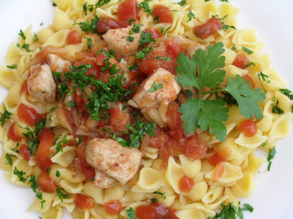 Piept de pasare cu conchiglie si zarzavat