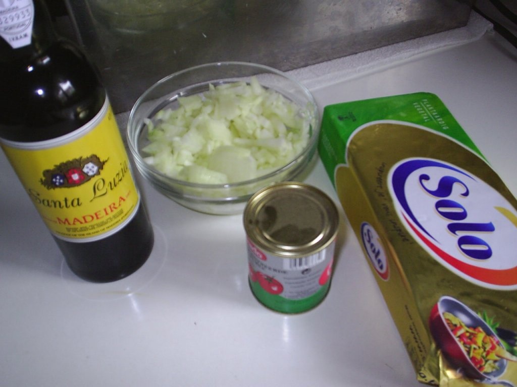 Rundstong met madeirasaus (limba de vaca in sos madera)