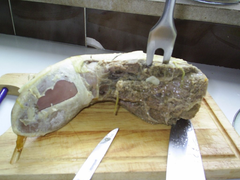 Rundstong met madeirasaus (limba de vaca in sos madera)