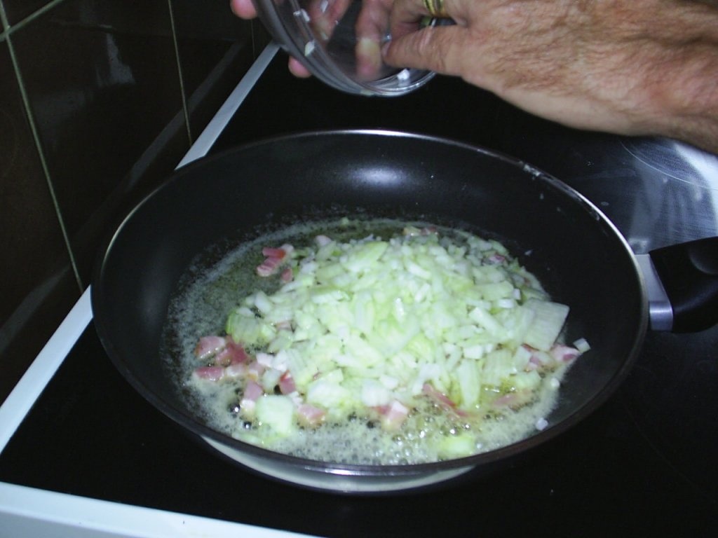 Rundstong met madeirasaus (limba de vaca in sos madera)