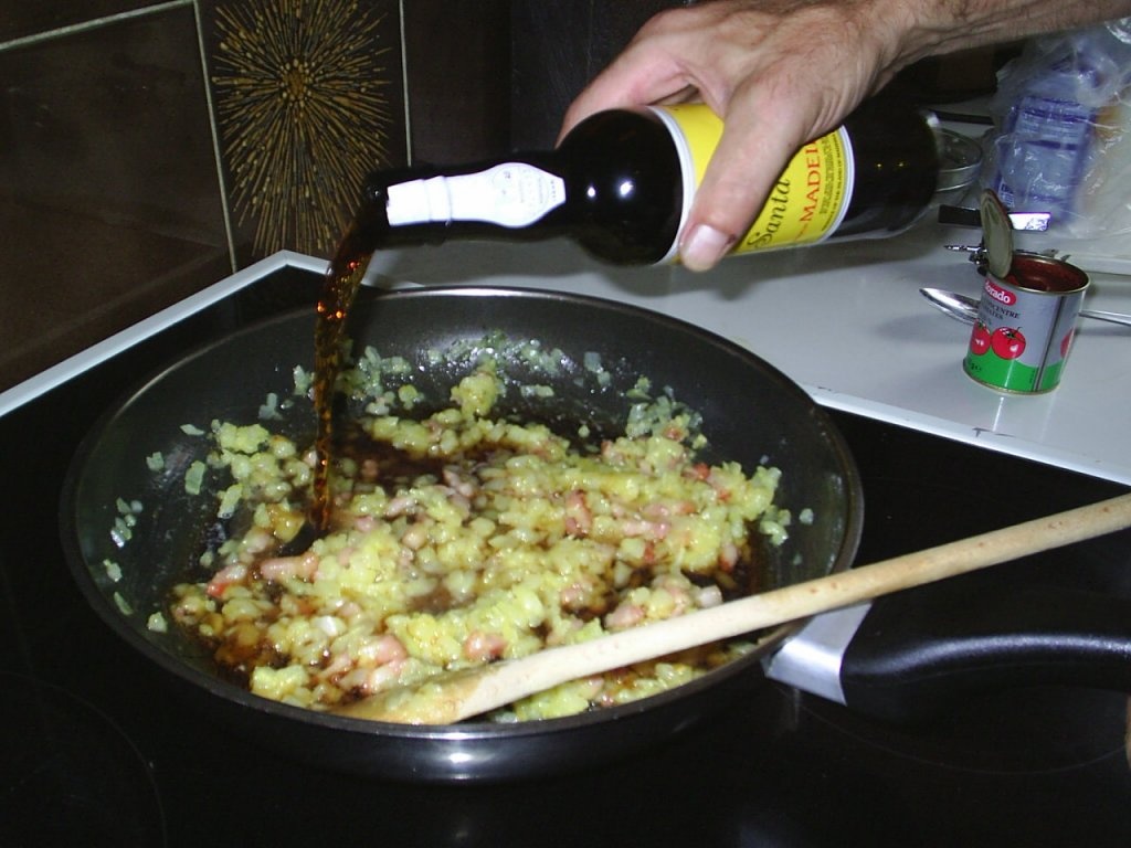 Rundstong met madeirasaus (limba de vaca in sos madera)