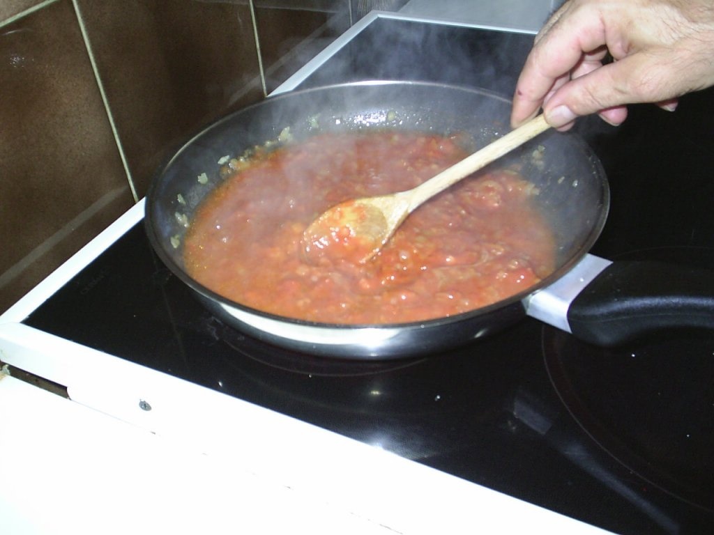 Rundstong met madeirasaus (limba de vaca in sos madera)