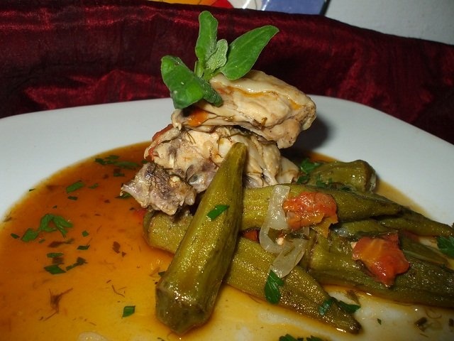 Mancare de bame cu carne de pui