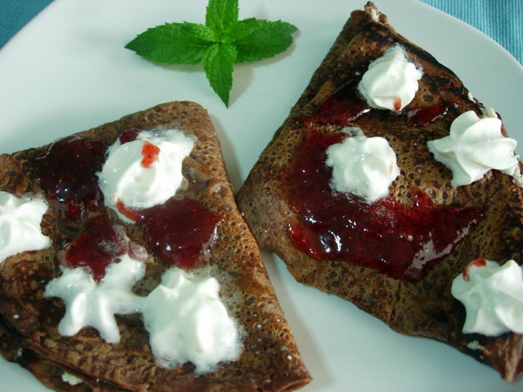 Clatite "bronzate" cu branza si menta