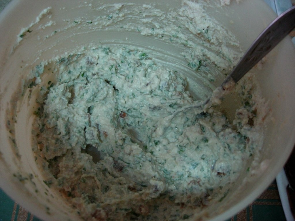 Clatite "bronzate" cu branza si menta