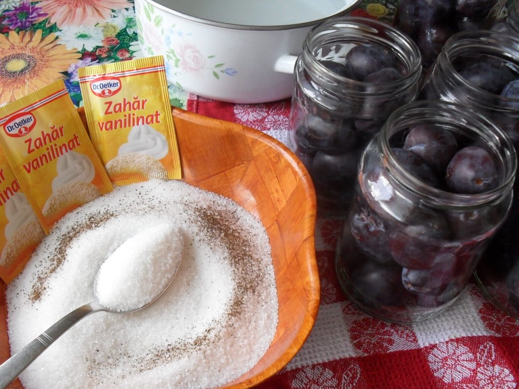 Compot pt iarna din prune brune