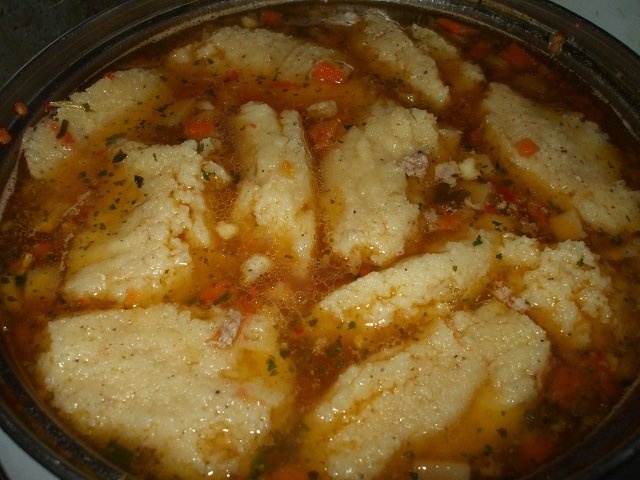 Supa de rosii cu oase garf si galuste