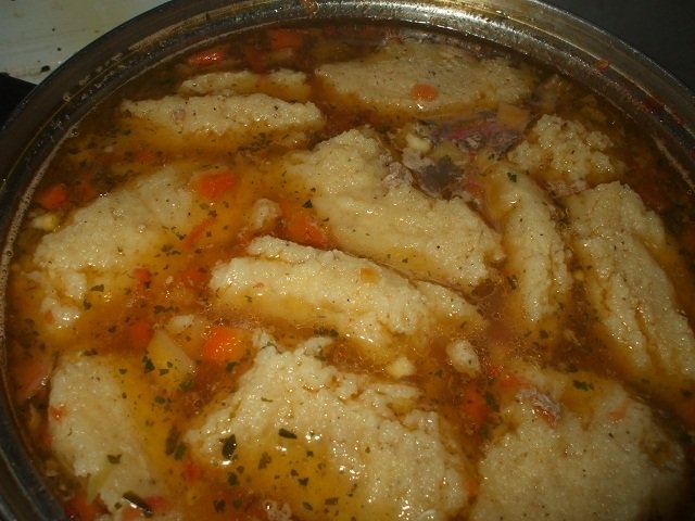 Supa de rosii cu oase garf si galuste