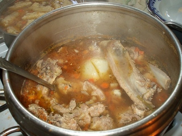 Supa de rosii cu oase garf si galuste