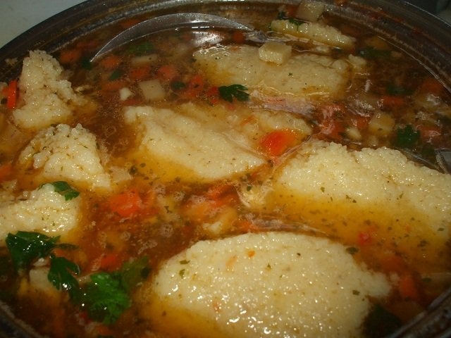 Supa de rosii cu oase garf si galuste