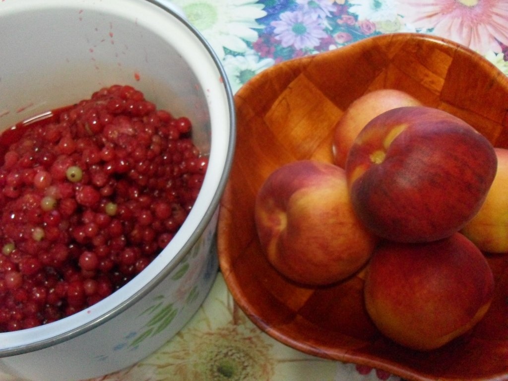 Dulceata de strugurei, piersici si nectarine