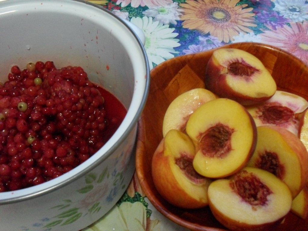 Dulceata de strugurei, piersici si nectarine