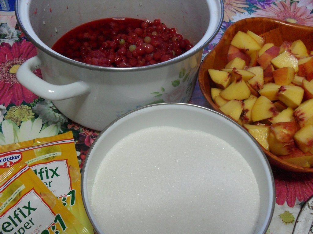 Dulceata de strugurei, piersici si nectarine