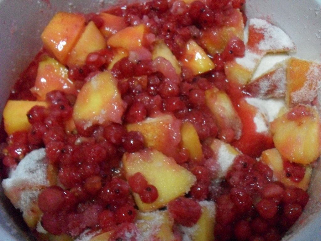 Dulceata de strugurei, piersici si nectarine
