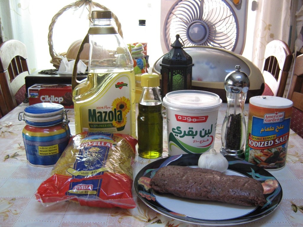 Macaroane cu sos de iaurt si usturoi-specific tarilor arabe