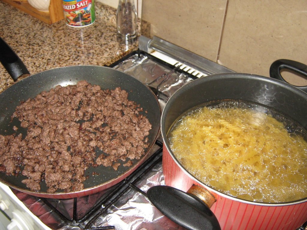 Macaroane cu sos de iaurt si usturoi-specific tarilor arabe