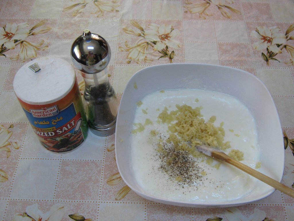 Macaroane cu sos de iaurt si usturoi-specific tarilor arabe