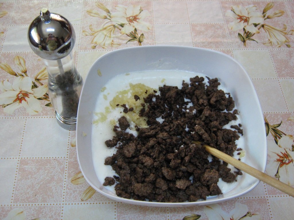 Macaroane cu sos de iaurt si usturoi-specific tarilor arabe