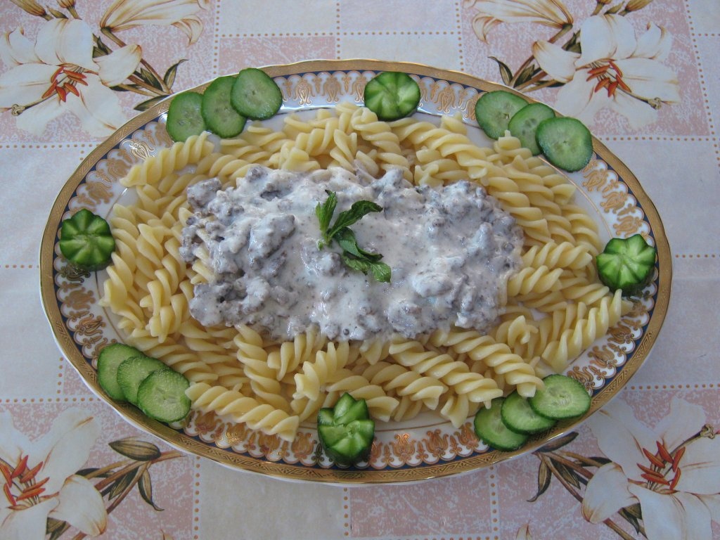 Macaroane cu sos de iaurt si usturoi-specific tarilor arabe