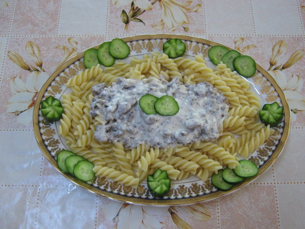 Macaroane cu sos de iaurt si usturoi-specific tarilor arabe