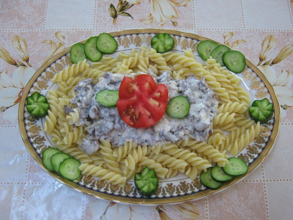 Macaroane cu sos de iaurt si usturoi-specific tarilor arabe