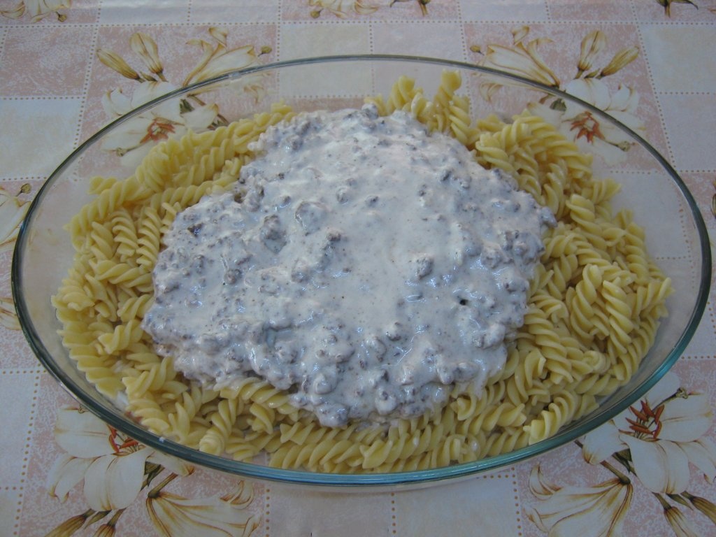 Macaroane cu sos de iaurt si usturoi-specific tarilor arabe