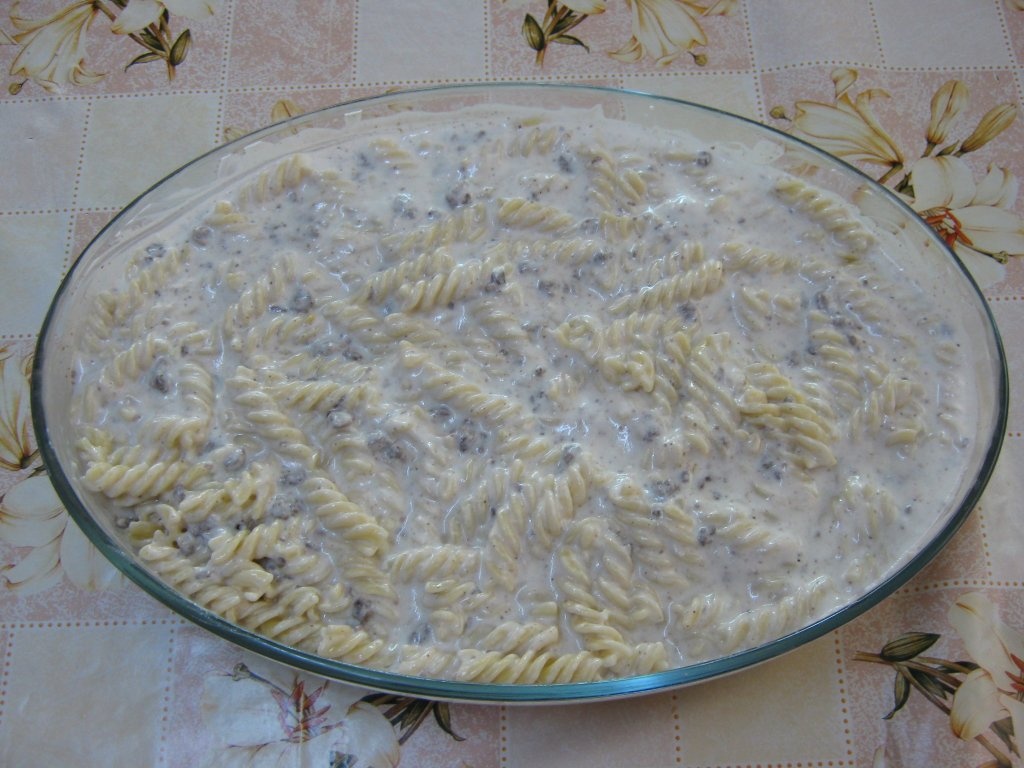 Macaroane cu sos de iaurt si usturoi-specific tarilor arabe