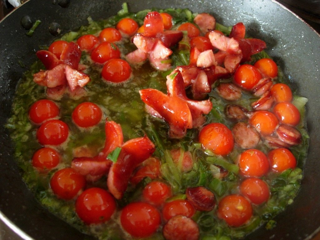 Salata de spanac crud cu carnati