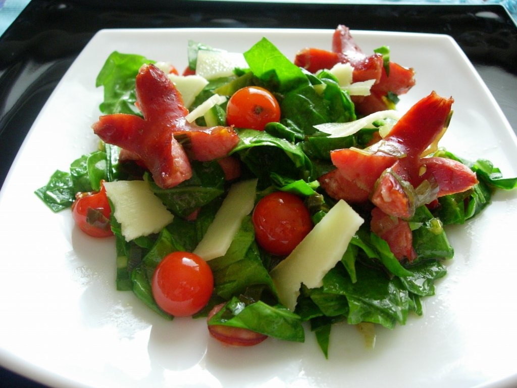 Salata de spanac crud cu carnati