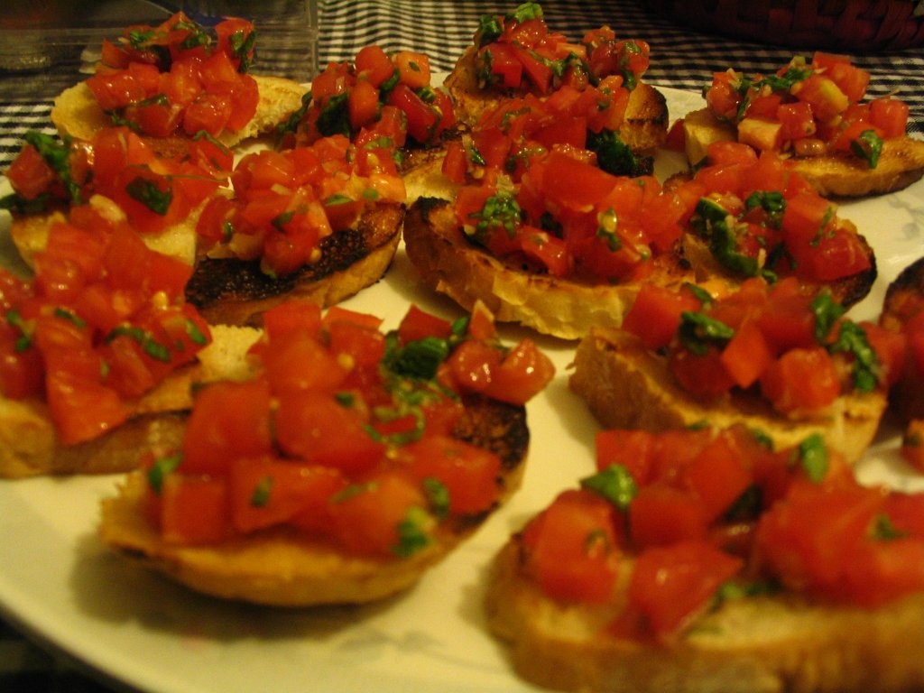 bruschete de rosii cu busuioc