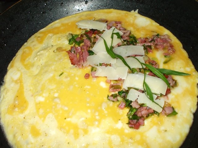 Omleta Calzone cu cascaval si verdeturi