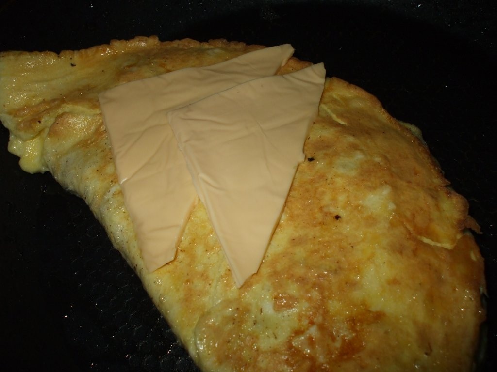 Omleta Calzone cu cascaval si verdeturi