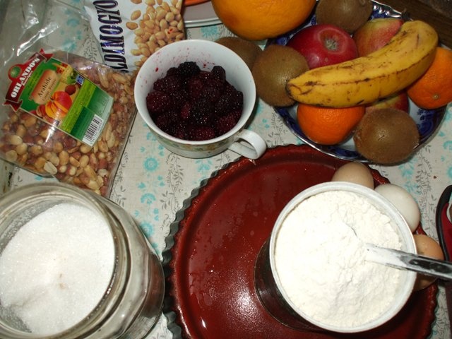 Tarta cu blat pandispan, fructe asortate si alune