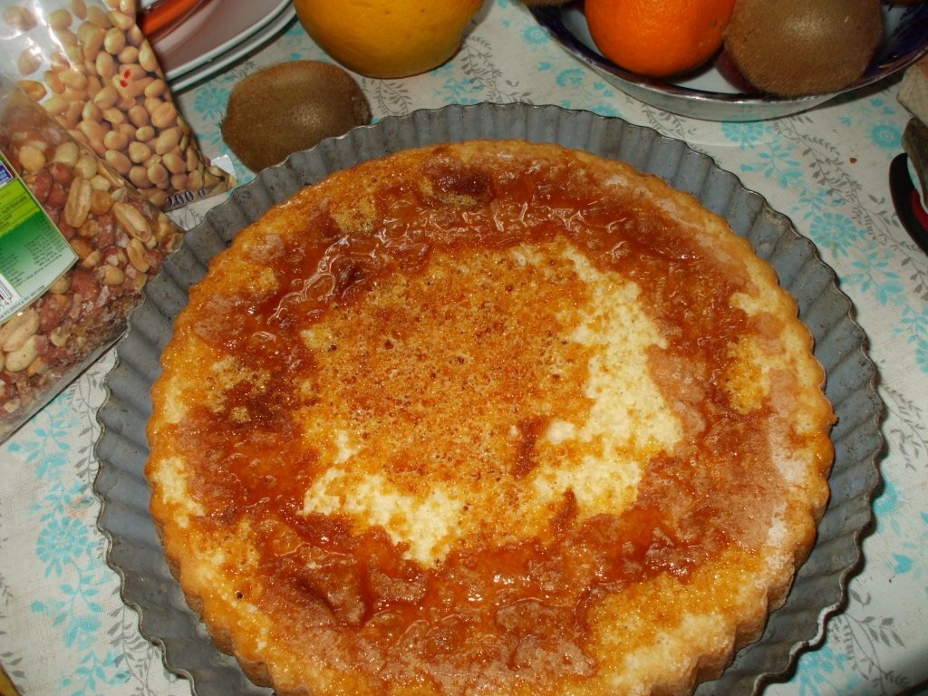 Tarta cu blat pandispan, fructe asortate si alune
