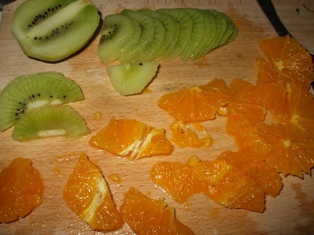 Tarta cu blat pandispan, fructe asortate si alune