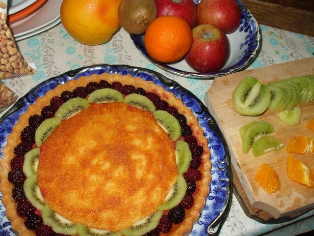 Tarta cu blat pandispan, fructe asortate si alune