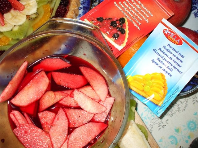 Tarta cu blat pandispan, fructe asortate si alune