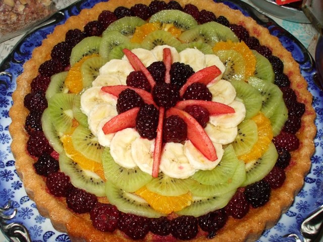 Tarta cu blat pandispan, fructe asortate si alune