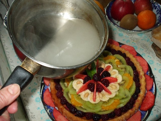 Tarta cu blat pandispan, fructe asortate si alune