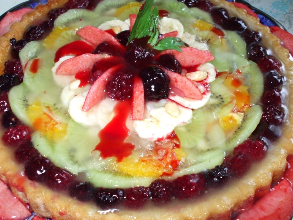 Tarta cu blat pandispan, fructe asortate si alune