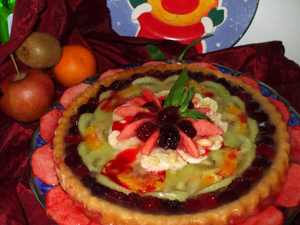 Tarta cu blat pandispan, fructe asortate si alune