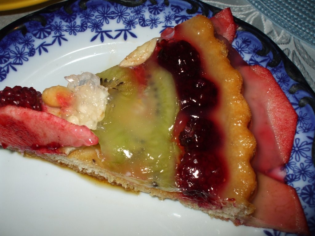 Tarta cu blat pandispan, fructe asortate si alune