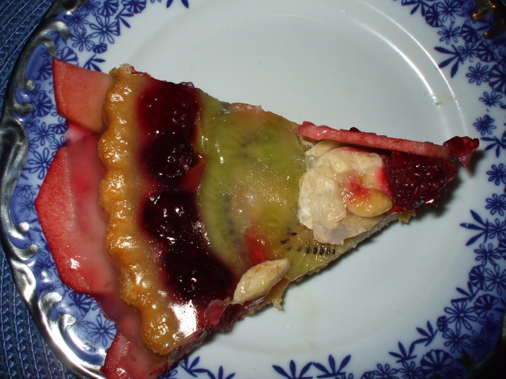 Tarta cu blat pandispan, fructe asortate si alune