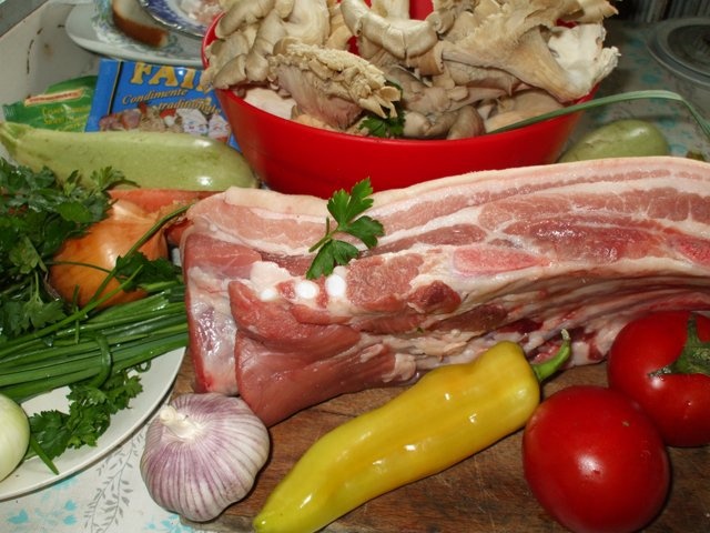 Piept de porc la tava cu ciuperci