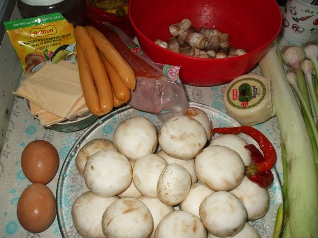 Ciuperci umplute cu praz si sunca (crenvursti)